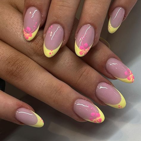 40 Charming Nail Art You'll Love Short Nails Pink, Summer French Manicure, Nails Pink Blue, Nail Ideas For Short Nails, French Manicure Ideas, Yellow Tips, Yellow French, Neon Green Nails, Neon Nail Polish