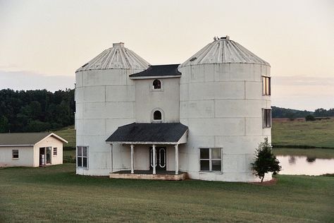 Silo House by purple_artemis00, via Flickr Grain Bin House, Silo House, Grain Silo, Magnolia Market, Unusual Homes, Casa Container, Round House, Metal Buildings, Metal Homes