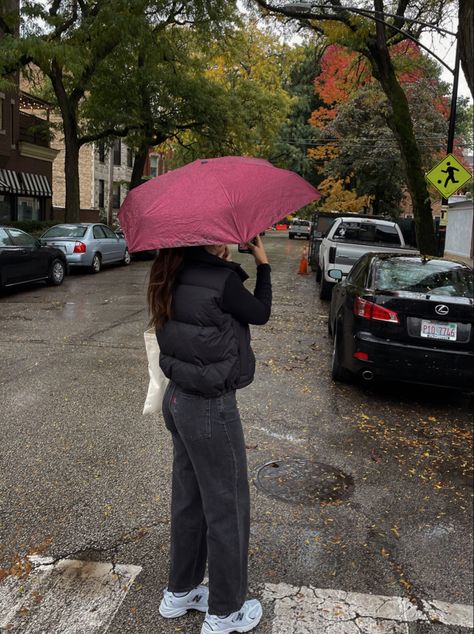 Rainy Day Amusement Park Outfit, Humid Rainy Day Outfit Summer, Rainy Day Outfit For Spring Casual Rain, Rainy Day Street Style, Rainy Day Aesthetic Outfit, Rainy Fall Outfit, Raining Outfit, Rain Day Outfit, Rainy Season Outfit