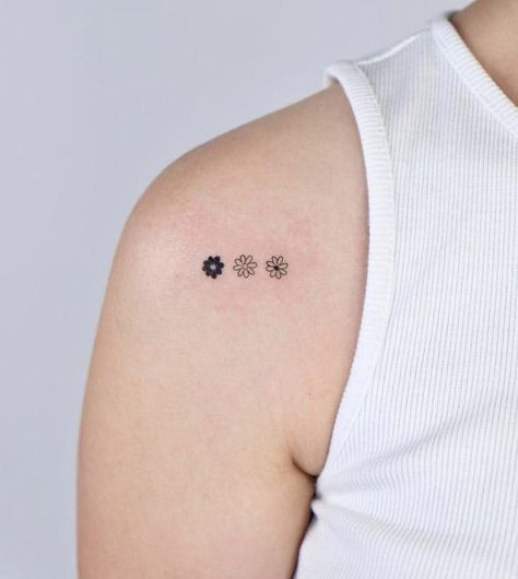 Minimal Tattoo Flower, Cute Flower Tattoos, Little Flower Tattoo, Tiny Flower Tattoo, Sis Tattoo, Trio Tattoos, Small Flower Tattoo, Create Tattoo, Designer Tattoo