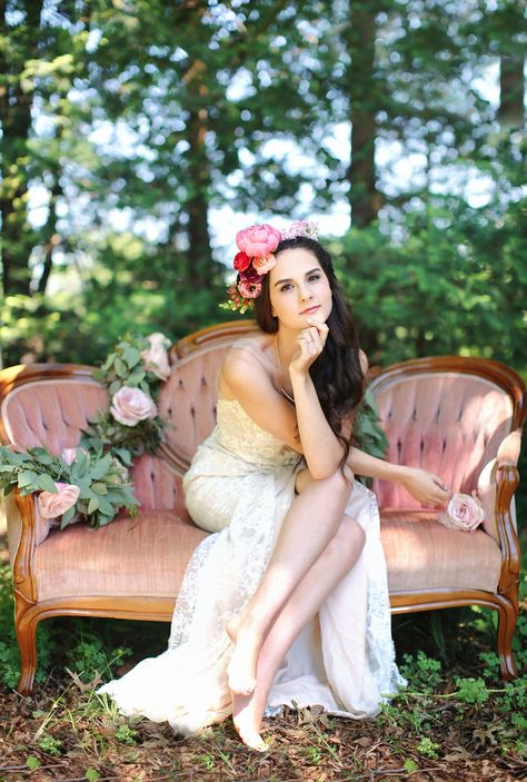 Bridal Shoot Poses, Bridal Shoot Ideas, Rustic Bohemian Wedding, Bridal Portrait Ideas, Bohemian Wedding Inspiration, Bride Floral, Shoot Poses, Bridal Poses, Rustic Bridal