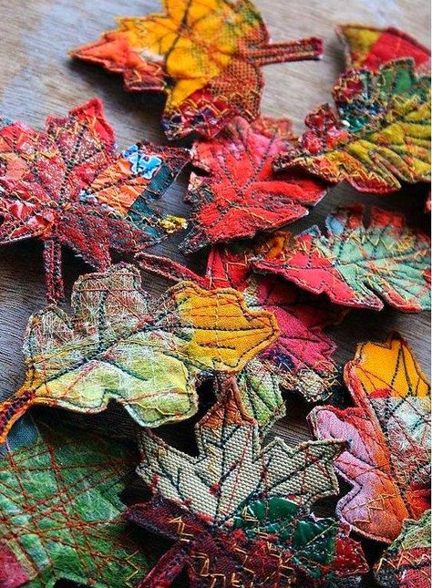 Fabric Brooch, Decorative Leaves, Pola Sulam, Textile Fiber Art, Textile Crafts, Creation Couture, Fabric Christmas Ornaments, Sewing Art, Art Textile