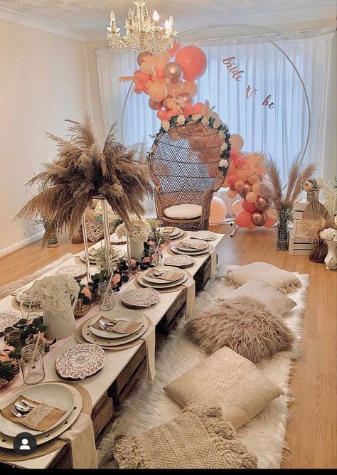 Indoor Birthday Picnic Ideas, Indoor Picnic Party, Thanksgiving Dinner Aesthetic, Friendsgiving Theme Ideas, Simple Thanksgiving Dinner, Thanksgiving Tablescapes Simple, Dinner Table Ideas, Thanksgiving Table Settings Centerpieces, Holiday Decor Modern