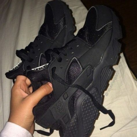 Nike Shoes Huarache, Huraches Nike, Black Huarache, Huaraches Shoes, All Black Shoes, Fresh Shoes, Fashion Blogger Style, Hype Shoes, Nike Fashion