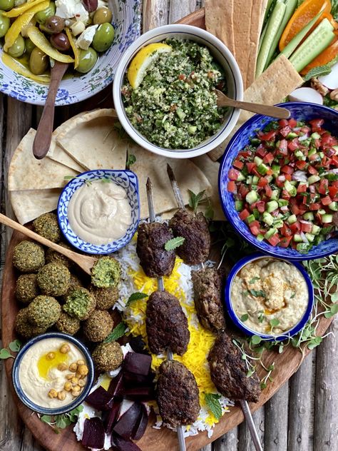 Turkish Meze Platter Ideas, Middle Eastern Food Board, Moroccan Mezze Platter, Middle Eastern Party Food Ideas, Middle Eastern Grazing Table, Mezze Dinner Party, Mezze Board Ideas, Middle Eastern Mezze Platter, Middle Eastern Catering