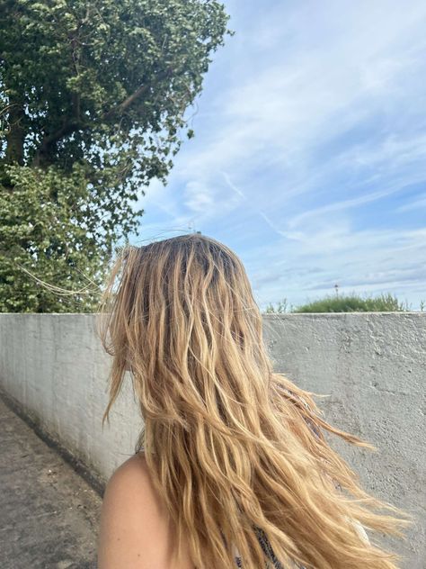 hair inspo for beach girlies #beach #hair Beach Girlies, Fine Hair Long, Beach Girl Hair, Hair Long, Beach Hair, Beach Girl, Cut And Color, Fine Hair, Hair Inspo