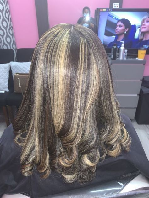 Blending Clip In Hair Extensions, Dyed Natural Hair For Black Women Highlights, Black And Blonde Natural Hair, Highlights For Black Hair Black Women, Peekaboo Hair Color Black Women, Silk Press Natural Hair, Girl Hair Colors, Honey Brown Hair, Hair Streaks