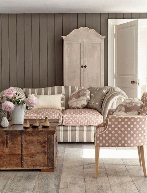 Quest’oggi care amiche vorrei trattare l’argomento “tessuti Provenzali” e il loro impiego in ambienti Shabby Chic….adoro questi tessuti e mi piacerebbe condividerne oggi questa passione con voi! I tessuti Provenzali creano nell’arredamento Shabby Chic...un’insieme di colori e bellezza dall’effetto molto romantico. Sono consigliabili perchè si abbinano molto bene con l’ambiente circostante creando quel non so ... Leggi ancora Salon Shabby Chic, Styl Shabby Chic, Budget Interior Design, Decoration Shabby, Shabby Chic Living, Shabby Chic Living Room, Shabby Chic Dresser, Shabby Chic Bathroom, Shabby Chic Bedrooms