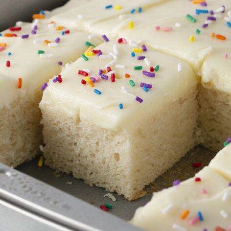 The BEST White Sheet Cake (Doctored Cake Mix!) White Sheet Cakes, Vanilla Sheet Cakes, Boxed Cake Mixes Recipes, Cake Mix Desserts, White Cake Recipe, Cookie Cake Recipe, Sheet Cake Recipes, Cake Bars, Box Cake Mix