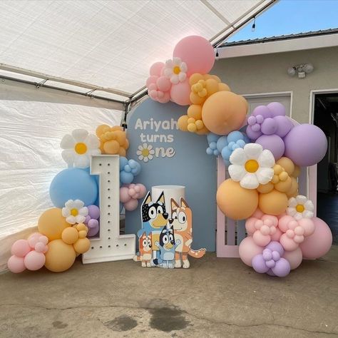 Bluey Theme Party Ideas, Bluey Balloon Arch Girl, Bluey Backdrop For Girl, Bluey Birthday Balloon Arch, Bluey Birthday Party Table Decor, Bluey Party Backdrop, Bluey Party Decorations Girl, Bluey Party Decor, Bluey Balloon Garland Ideas