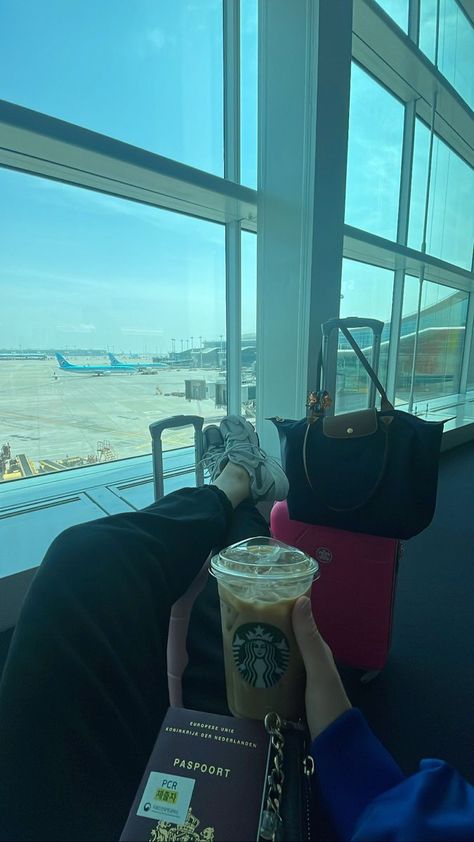 Travel Hacks & Travel Tips To Make Your Next Trip Easier Starbucks Airport Aesthetic, Airport Asethic Pics, Airport Photos Instagram, Airport Poses Instagram, Airport Pictures Ideas, Airport Pics Aesthetic, Airport Aesthetic Pictures, Airport Photo Ideas, Airport Pose