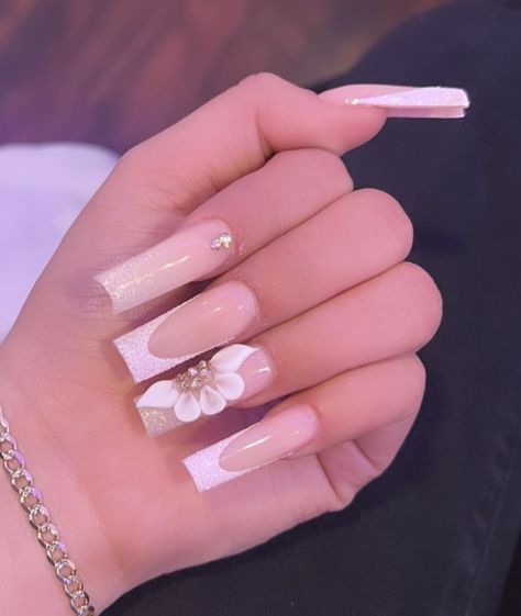 Pink Acrylic Nails 3d Flowers, Light Pink Nails Medium Length, White Nails Medium Length With Design, Latina Nails Medium Length, Birthday Nails Coffin White, White French Tip With Flower Design, Latina Nail Designs White, Good Acrylic Nails, Cute Latina Nails