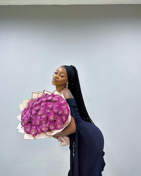 Birthday Flowers Bouquet Photoshoot, Birthday Bouquet Photoshoot, Birthday Shoot Ideas With Flowers, Birthday Shoot With Braids, Bouquet Photoshoot Ideas, Bouquet Of Flowers Black Woman, Photoshoot With Flowers Black Woman, Bouquet Photoshoot, Boutique Photoshoot