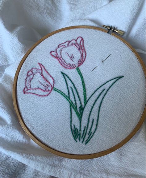 Embroidered Tulips Flower, Tulip Hand Embroidery, Embroidery Tulip Flower, Tulip Embroidery Pattern, Embroidered Tulips, Tulip Embroidery, Embroider Ideas, Basic Hand Embroidery Stitches, Cushion Embroidery