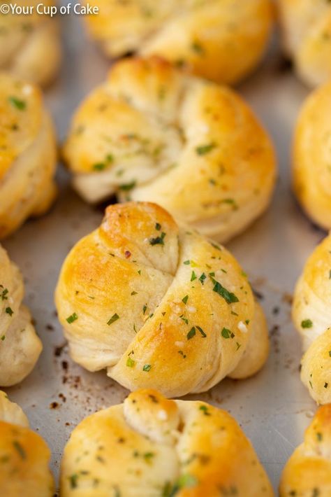 Easy Restaurant Style Garlic Knots - Your Cup of Cake Garlic Twist, Cup Of Cake, Winter Appetizers, Croissant Roll, Fancy Salads, Garlic Knots Recipe, Pillsbury Dough, Crescent Recipes, Garlic Knots