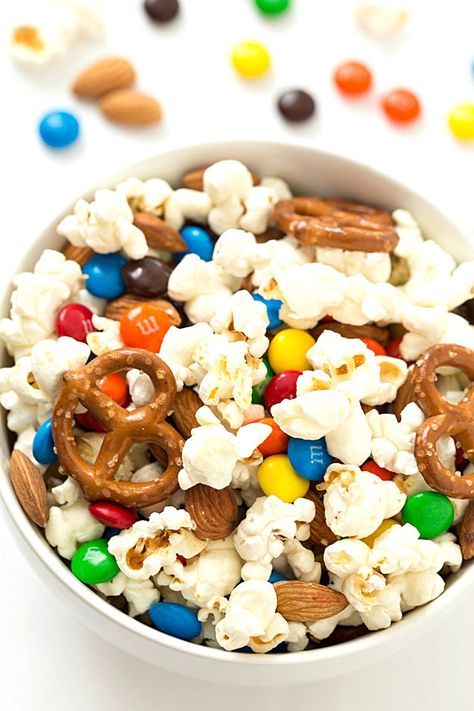 Snack Mix Bar, Popcorn Snack Mix Recipes, Low Calorie Recipes Snacks, Sweet And Salty Popcorn, Party Mix Recipe, Calorie Snacks, Salty Popcorn, Popcorn Mix, Sweet Popcorn