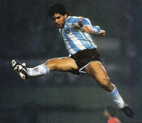 Diego (Copa América Argentina 1987) Maradona Football, Football Artwork, Lionel Messi Barcelona, Soccer Photography, Legends Football, Football Players Images, Football Photography, Football Illustration, Retro Pictures