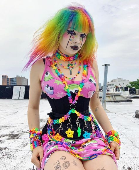 Decora Fashion Outfits, Clowncore Fashion, Outfit Ideas Goth, Harajuku Makeup, Kawaii Outfit Ideas, Curly Hair Drawing, Me U, Goth Fashion Punk, Cool Makeup Looks