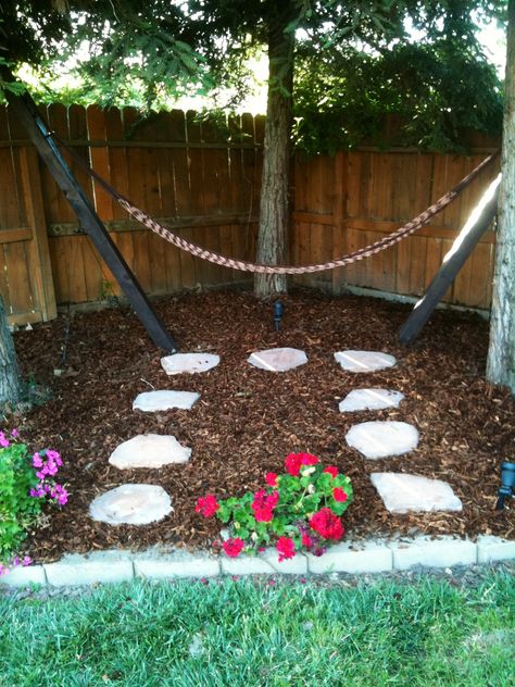 Backyard Hammock... this kind of looks like our backyard- fenced in, lots of trees and shade. Hammock Posts, Hammock Ideas, Backyard Hammock, Diy Hammock, Backyard Trees, Backyard Shade, Hammock Stands, Small Patio Garden, Meditation Garden