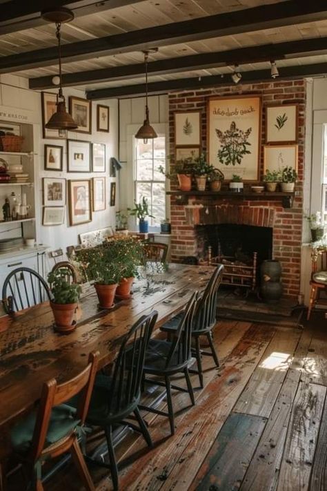 Antique Farm Kitchen, Early American Farmhouse Decor, Farmhouse Kitchen Diner, Kitchen Table In Kitchen, Colonial House Decor, Country Kitchen Designs Farmhouse Style, Rustic Cabin Decor Farmhouse Style, Colonial Kitchen Design, Colonial Farmhouse Interior Design