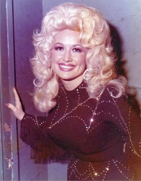 The finished product and selected shot of Dolly by Hazard, KY photographer Paul Gordon at Memorial Gym in Hazard in 1975. (Photo Source: WSGS Facebook Page) 1970s Dolly Parton, Dolly Parton 1970, Dolly Parton Fashion, Prom Western, Queen Dp, Hazard Kentucky, Dolly Party, Dolly Parton Costume, Dead Eyes