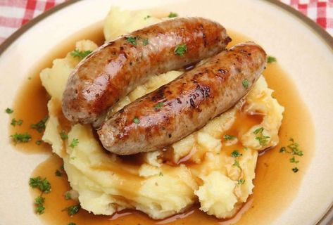 Classic British recipe. Traditional Irish Stew, Full Irish Breakfast, Sausage And Mash, Potato Gravy, British Dishes, Bangers And Mash, Vegan Sausage, Pub Food, English Food