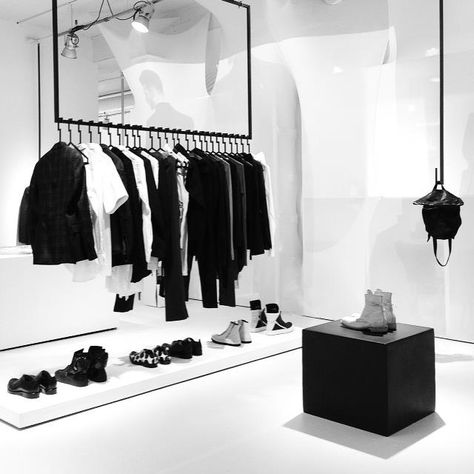 Clothing Store Interior, Retail Store Display, Clothing Store Design, Store Design Boutique, Showroom Interior Design, Store Layout, Boutique Decor, Store Interiors, Showroom Design