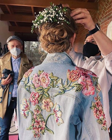 Bride Embroidery, Denim Jacket Embroidery, Fabric Painting Techniques, Embellished Denim Jacket, Contemporary Bride, Embellished Clothing, Embroidered Denim Jacket, Denim Ideas, Design Painting