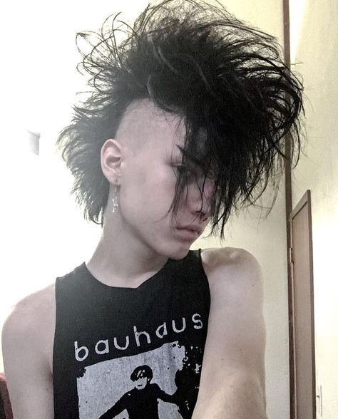 Deathhawk Men, Goth Men Hairstyles, Fluffy Mohawk Punk, Goth Mullet Men, Mohawk Straight Hair, Curly Deathhawk, Goth Hairstyles Men, Deathhawk Long, Deathhawk Hairstyles