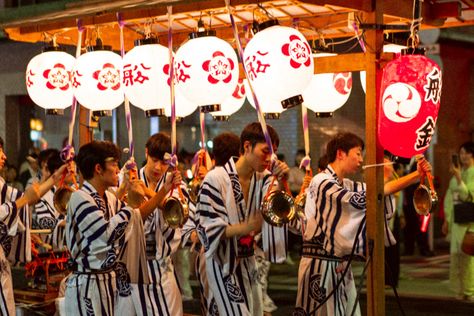 The Yasaka Shrine (八坂神社 Yasaka-Jinja) is commonly known as the Gion Shrine for organizing the Gion Festival (Gion Matsuri) every year. #gion #Yasakashrine #gionmatsuri Gion Matsuri Festival, Gion Festival, Japan Shrine, Yasaka Shrine, Gion Matsuri, Summer In Japan, Matsuri Festival, Visit Kyoto, Japanese New Year