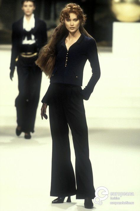 Chanel Pantsuit, Chanel 90s, Classic Chanel, 90s Runway Fashion, Runway Fashion Couture, Outfits 90s, Original Supermodels, Runway Outfits, 90s Models