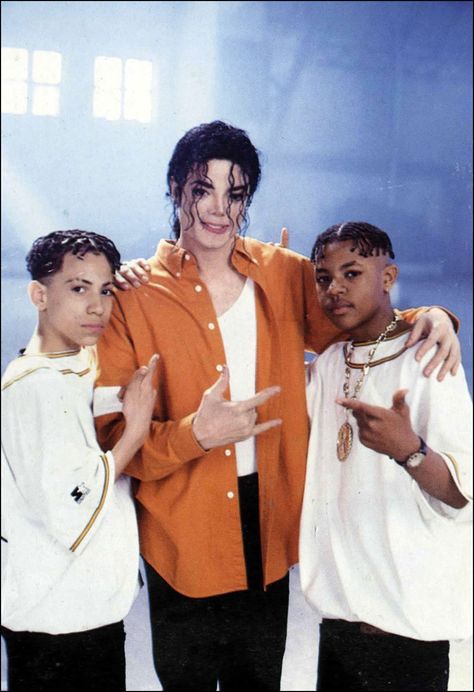 Michael Jackson and Kris Kross on the set of Jam | 1992 Kenan E Kel, Michael Jackson Jam, Kriss Kross, Kris Kross, Michael Jackson Funny, Michael Jackson Smile, Michael Jackson Pics, King Of Pop, King Of Music