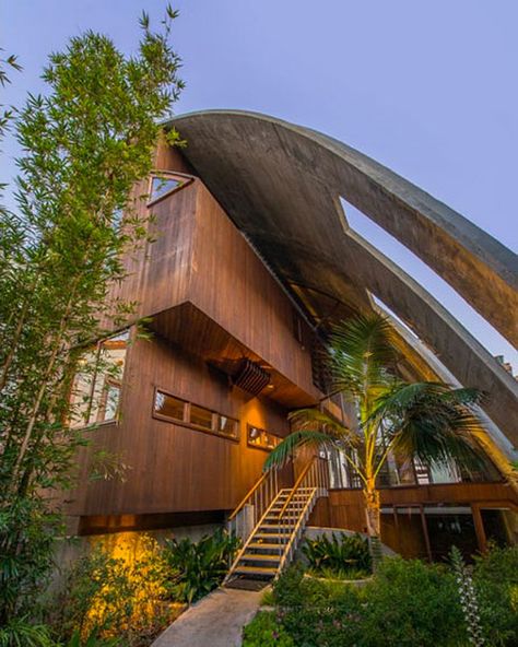 John Lautner's Stevens House Gets Lovingly Restored And Is On The Market For $22,000,000 (Over 30 Photos) - If It's Hip, It's Here American History X, John Lautner, Modernist Architects, Richard Neutra, Famous Architects, Celebrity Houses, Land Scape, Modern Architecture, Renting A House