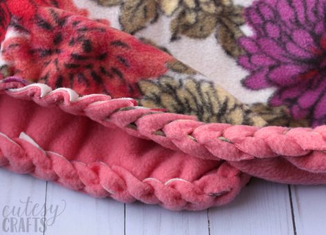 How to Make a No-Sew Fleece Blanket with Braided Edge Fleece Blanket Edging, Braided Fleece, Fleece Blanket Diy, Fleece Projects, No Sew Fleece Blanket, No Sew Blankets, Braided Rug Diy, Fleece Tie Blankets, Tie Blankets