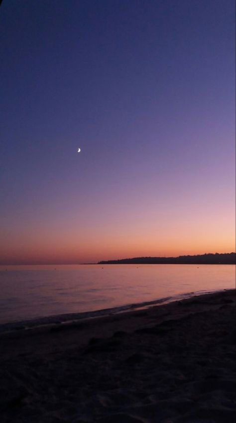 Sunset With Moon, Beach Foto, Dark Sunset, Moon Sunset, Sky Pictures, Look At The Sky, Pretty Landscapes, Sunset Wallpaper, Pretty Sky