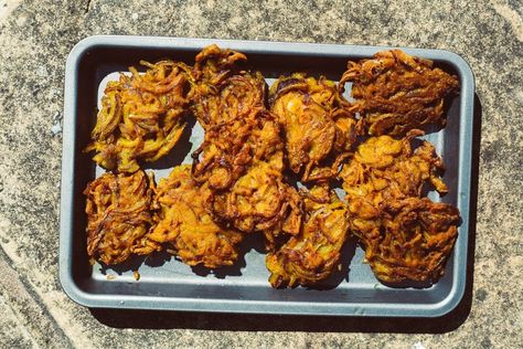 Onion Bhaji Recipe, Onion Bhaji Recipes, Onion Bhajis, Onion Bhaji, Baked Onions, Bhaji Recipe, Kentucky Fried, Fried Cauliflower, Food Articles