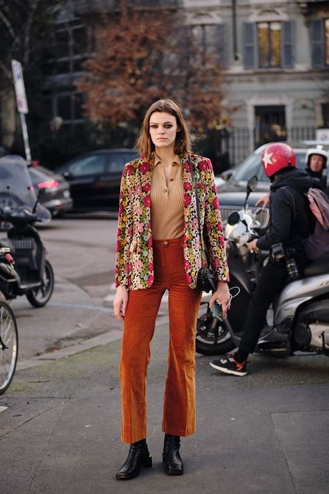 20 Fashionable Fall Street Style Outfit Ideas for 2024 – Trends and Inspirations for Women Vintage Colourful Outfits, Maximalist Outfits Street Style, Trendy Eclectic Outfits, Maximalist Professional Outfits, Middle Eastern Style Fashion, Maximalist Work Outfit, Eclectic Fashion Vintage, 70s Street Style, Maximalist Clothes