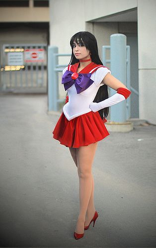 Not the most ideal background for a Sailor Mars Cosplay, but I can't deny this girl has that spunk! Love! ♥ Sailor Mars Outfit, Sailor Mars Costume, Sailor Mars Cosplay, Demon Reference, Sailor Moon Costume, Moon Costume, Rok Mini, Minako Aino, Canadian Girls