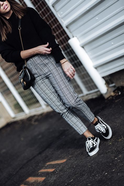 2 wardrobe staples you need in your closet this fall | Grey check print tailored pants (wearing a us size 4) | Fine knit sweater | Vans old skull sneakers | Gucci marmot bag | Monica Vinader Signature Large Bangle | Pom Pom Beanie #falloutfitideas2017 #falloutfits #vansoutfits #streetstyle Plaid Pants Outfit, Vans Outfit, Checkered Pants, Houston Fashion, Fine Knit Sweater, Older Women Fashion, Outfits 2017, Looks Street Style, Plaid Pants