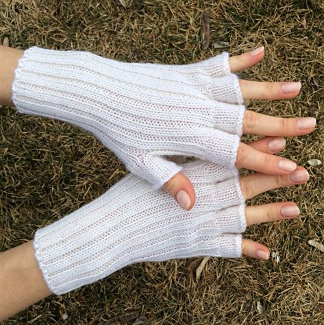 Bridesmaid Gloves, White Fingerless Gloves, Vetements Shoes, Glove Pattern, Crochet Gloves Pattern, Free Pattern Download, Gloves Design, Wedding Gloves, Bill Skarsgard