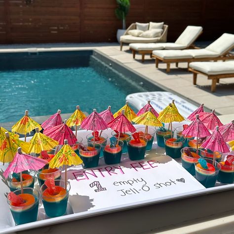 tray of blue jello shots in front of a pool 22 Birthday Pool Party Ideas, Pool Party Drink Ideas, 25th Birthday Pool Party Ideas, Summer Vibes Party Ideas, Lou Out Party Ideas, Pool Party Shots, 21 Pool Party Ideas, Poolside Party Ideas, Pool Party Inspiration