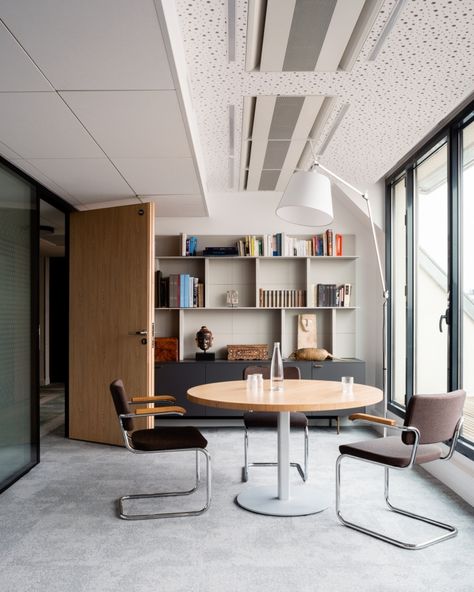 August Debouzy Offices - Paris | Office Snapshots August Debouzy, Small Corporate Office, Small Meeting Room Design, Small Meeting Room, Meeting Room Design, Spatial Design, Office Solutions, Office Layout, Creative Workspace