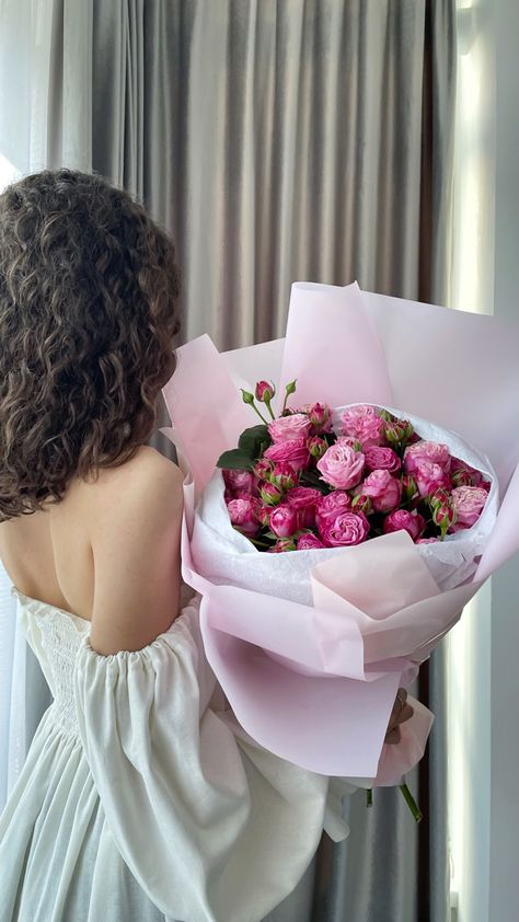 Curly girl holds a bouquet of pink peony roses Girl With Bouquet, Roses Bouquet Photoshoot, Poses With A Bouquet Of Flowers, Flower Bouquet Poses Instagram, Poses With Rose Bouquet, Rose Bouquet Photoshoot, Flower Bouquet Pictures, Rosé Back, Peony Bush