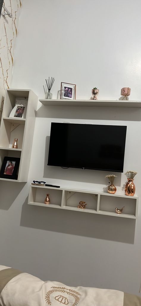 Small Tv Bedroom Ideas, Fall Office Decor, Tv Shelf Design, Fall Bedroom Aesthetic, Fall Decor Living Room, Fall Living Room Ideas, Best Patio Furniture, Room Decor Fall, Fall Room Decor