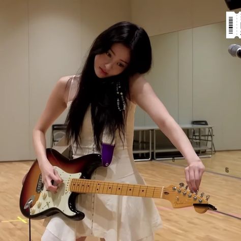 yunjin lq Yunjin Weverse Concert, Yunjin Concert Pic, Yunjin Electric Guitar, Huh Yunjin Guitar, Yunjin Lakers, Yunjin Icons Lq, Yunjin Lq Icons, Yunjin Lq, Lee Sserafim