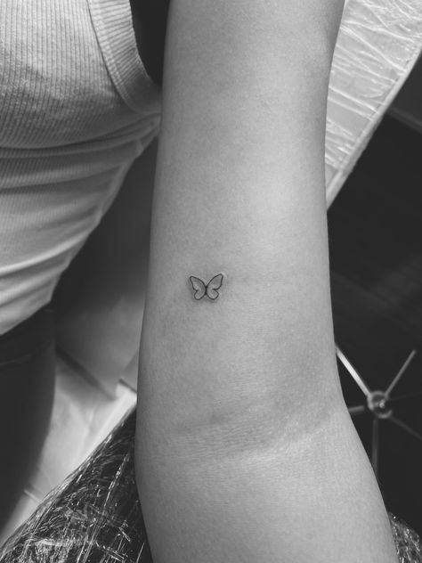 Minimalist Tattoo With Friends, Tiny Tattoos White Ink, Cute Dainty Tattoo Ideas, Small Hand Tattoo Placement, Aestic Tattoo Ideas, Tiny Back Of Arm Tattoo, Tiny Capricorn Tattoo, Simple Small Hand Tattoos, Trendy Small Tattoos