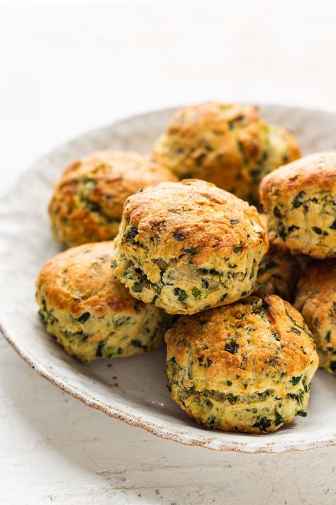 Wild garlic vegan scones - Lazy Cat Kitchen Vegan Easter Brunch, Lazy Vegan Recipes, Vegan Easter Dinner, Vegetarian Easter Recipes, Vegan Thai Green Curry, Vegan Easter Recipes, Lazy Cat Kitchen, Vegan Scones, Vegan Easter