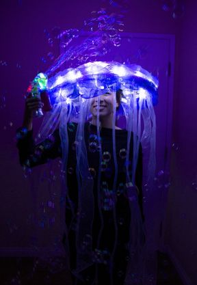 Diy Jellyfish Costume, Under The Sea Costumes, Jellyfish Facts, Diy Jellyfish, Sea Costume, Jellyfish Costume, Jellyfish Illustration, Jellyfish Photography, Jellyfish Tank