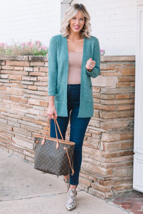 Fall Cardigan Outfit - Straight A Style Teal Cardigan Outfit, Purple Cardigan Outfits, Cardigan Fall Outfit, Stile Blair Waldorf, Cami Outfit, Adrette Outfits, Teal Cardigan, Thanksgiving Outfit Ideas, What To Wear Fall