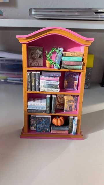 Mini Book Shelf Diy, Mini Book Shelf Ideas, Mini Bookshelf Ideas, Bookish Decor Diy, Mini Bookshelf Diy, Diy Mini Bookshelf, Clay Bookshelf, Fantasy Bookshelf, House Bookshelf